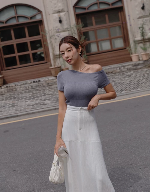 純色斜肩針織上衣(附胸墊)