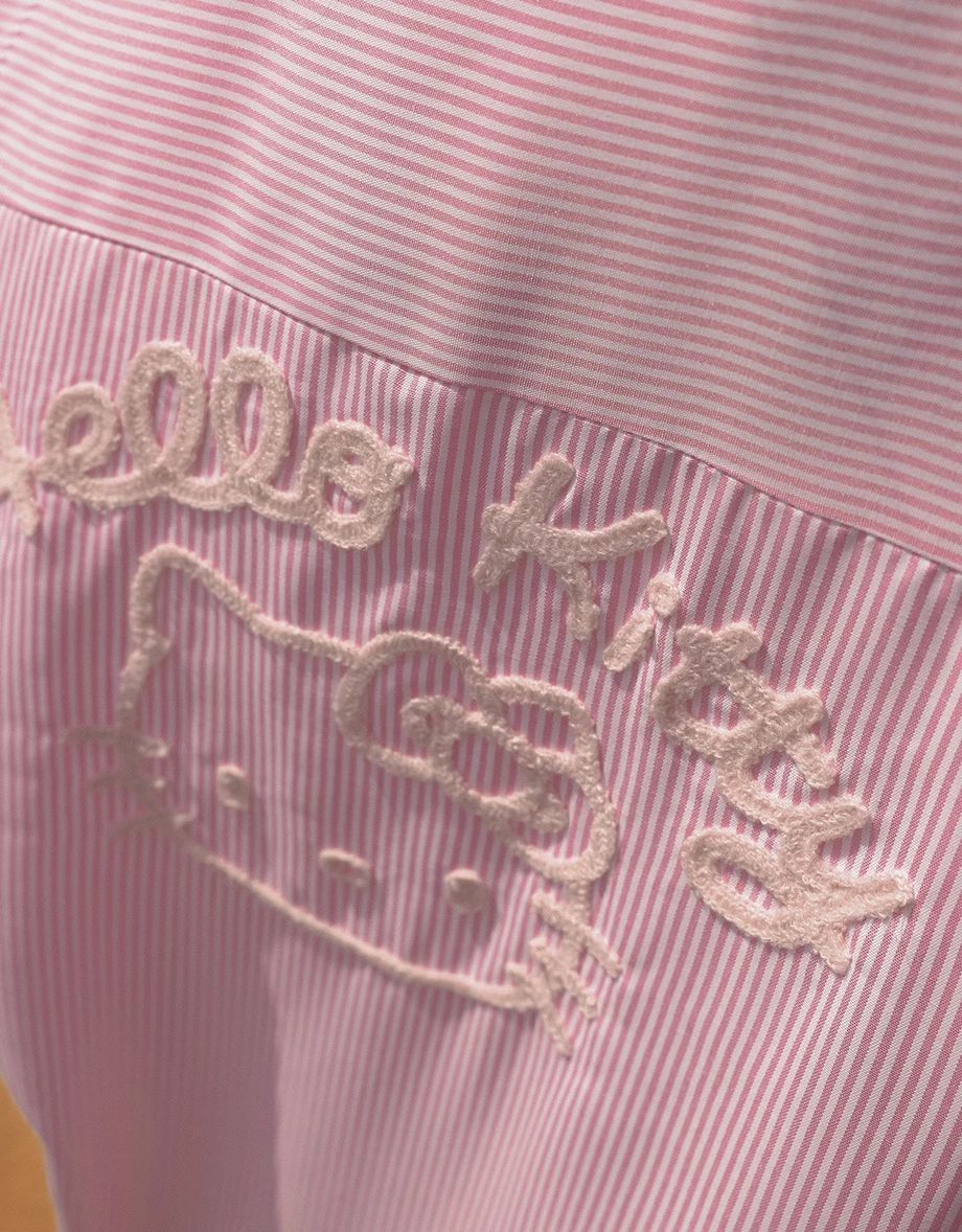 【Hello Kitty聯名】刺繡圖案條紋寬版襯衫