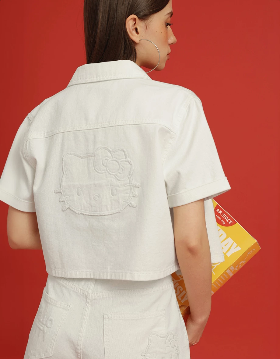 【AIR SPACE】Hello Kittyコラボ 刺繍入デニムショートパンツ Hello Kitty聯名】後口袋刺繡圖案白色牛仔短褲- AIR SPACE