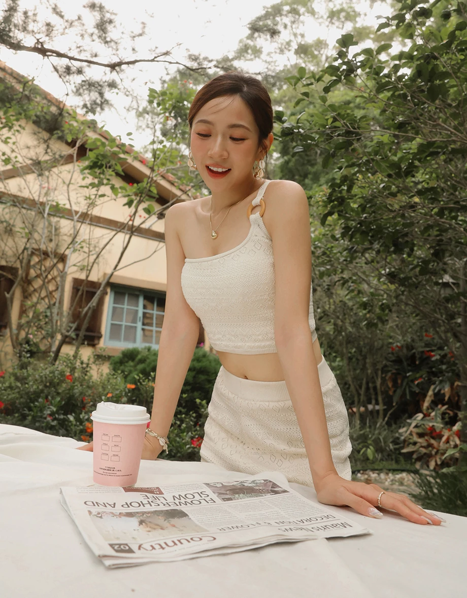 【GutGut聯名】木環鏤空花紋單肩合身背心(附胸墊)