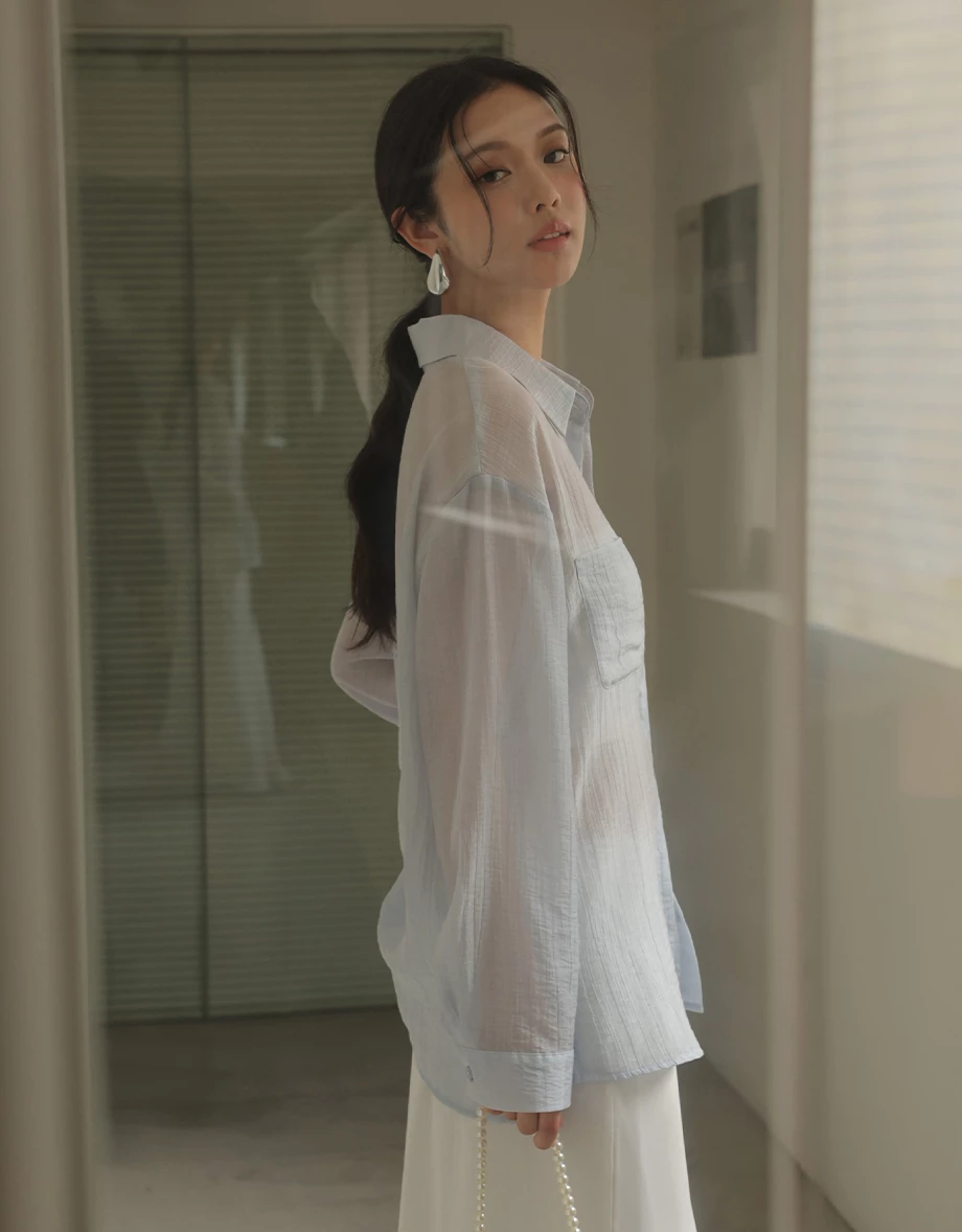 直條壓紋透肌側扣帶長版襯衫