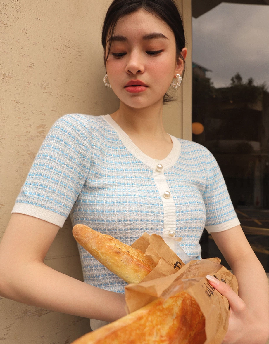 小香粉彩撞色珍珠排扣針織上衣