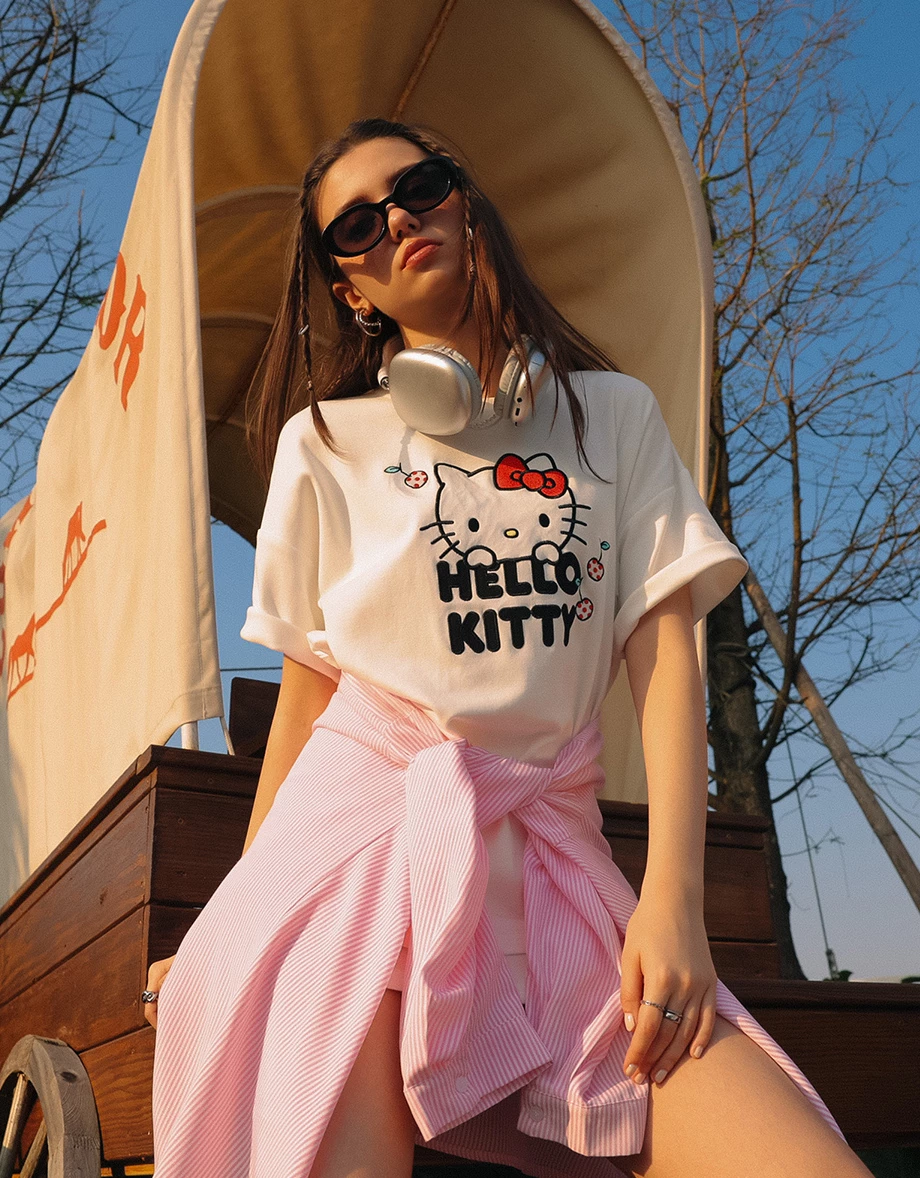 【Hello Kitty聯名】刺繡貼布圖案寬版TEE