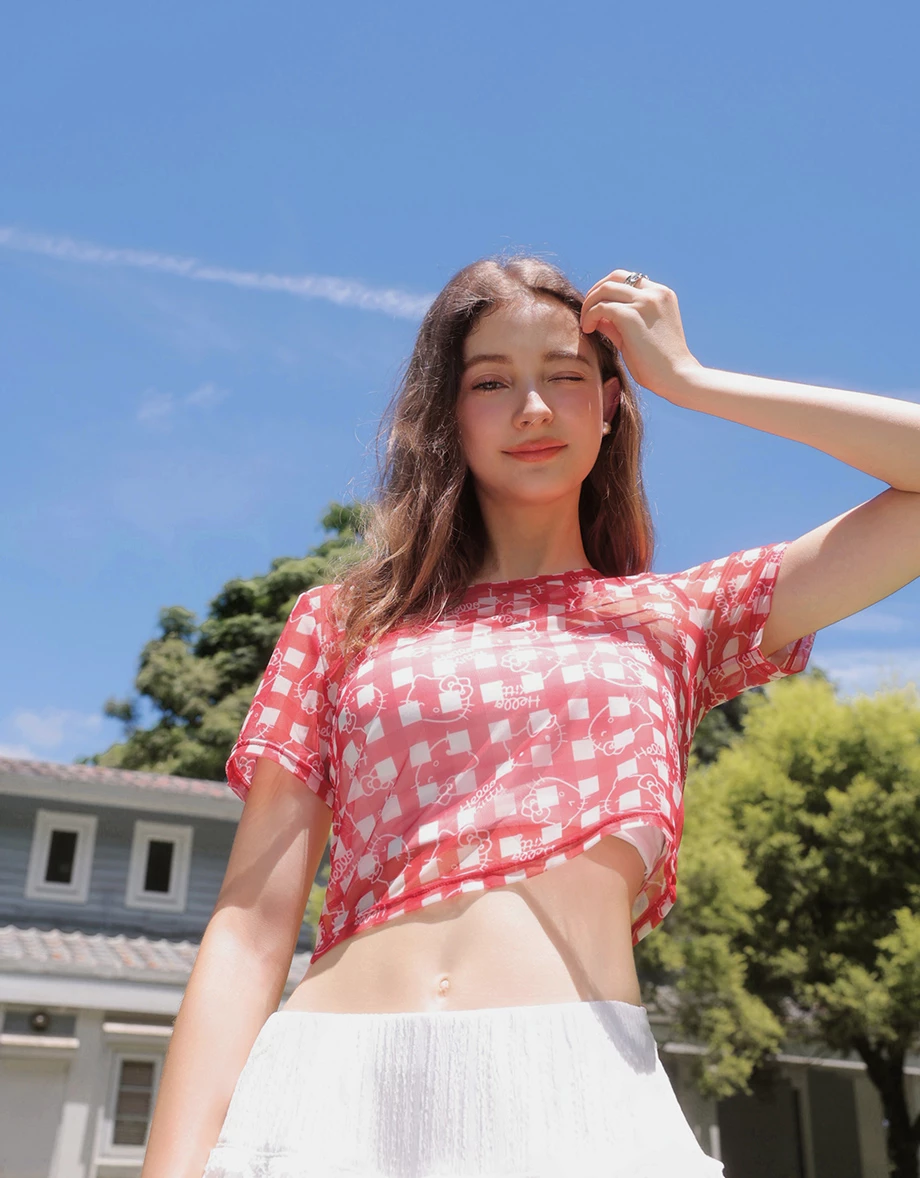 【三麗鷗聯名】Hello Kitty印刷格紋透膚短版上衣