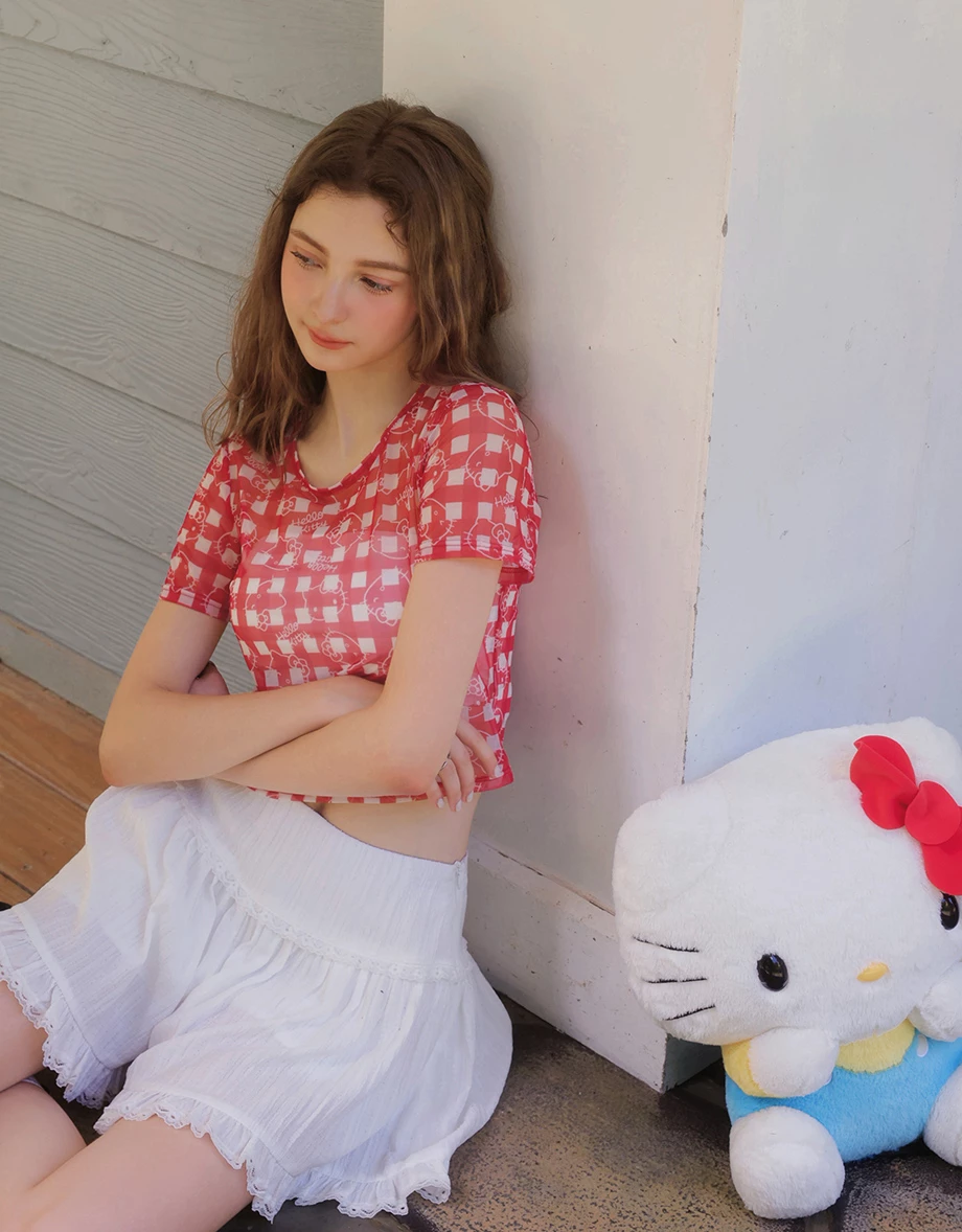 【三麗鷗聯名】Hello Kitty印刷格紋透膚短版上衣