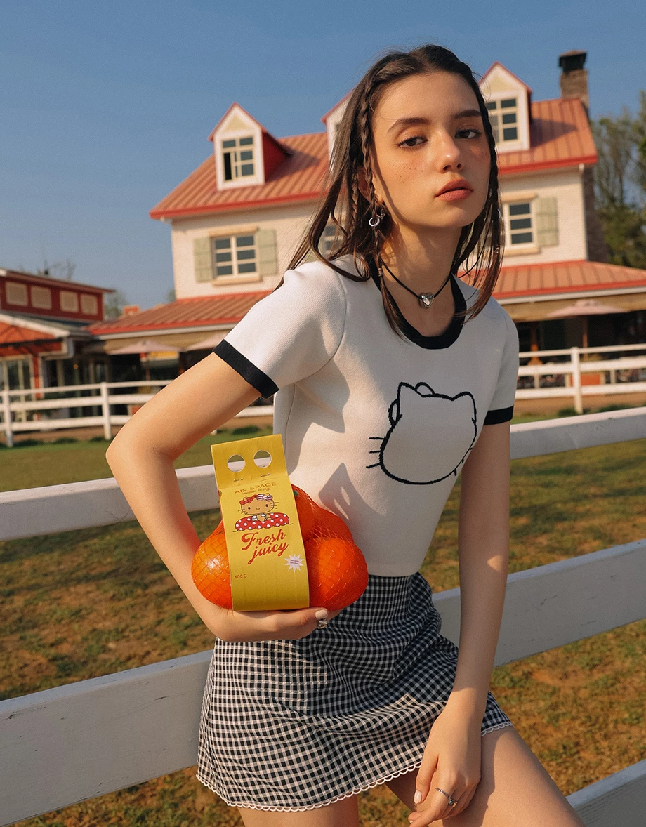 【Hello Kitty聯名】輪廓線圖案撞色針織上衣
