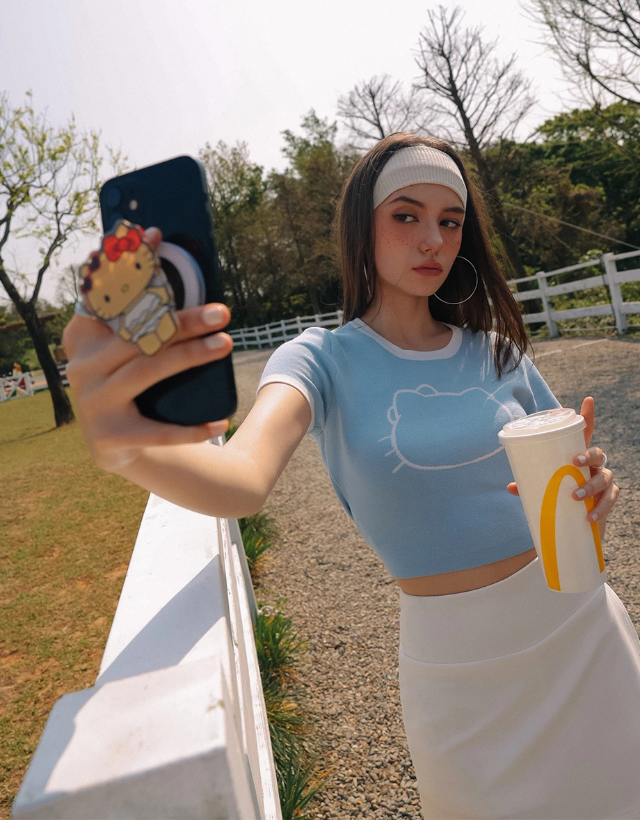 【Hello Kitty聯名】輪廓線圖案撞色針織上衣