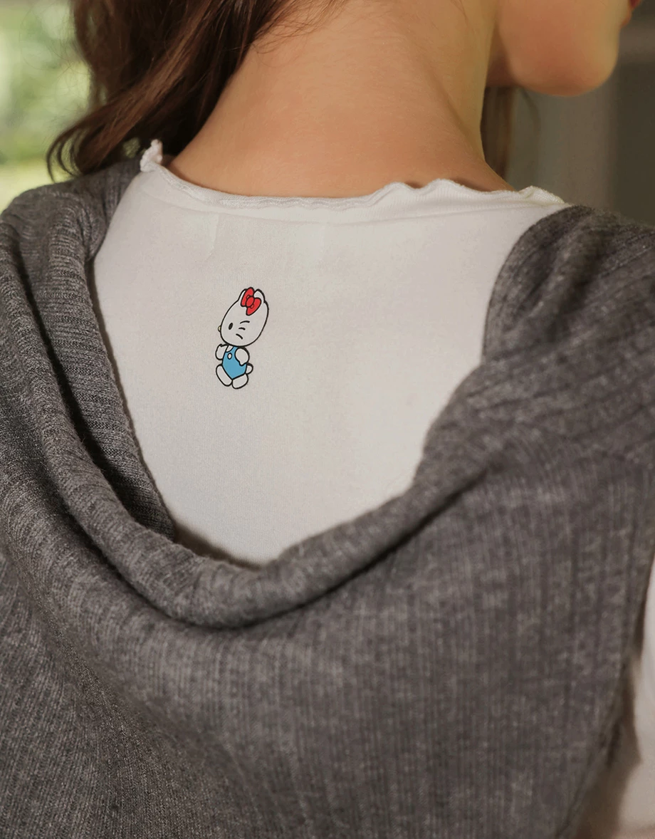 【三麗鷗聯名】刺繡字母木耳捲短版上衣