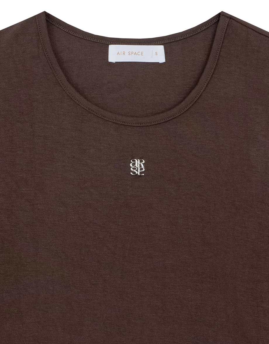 品牌LOGO綴飾合身短TEE