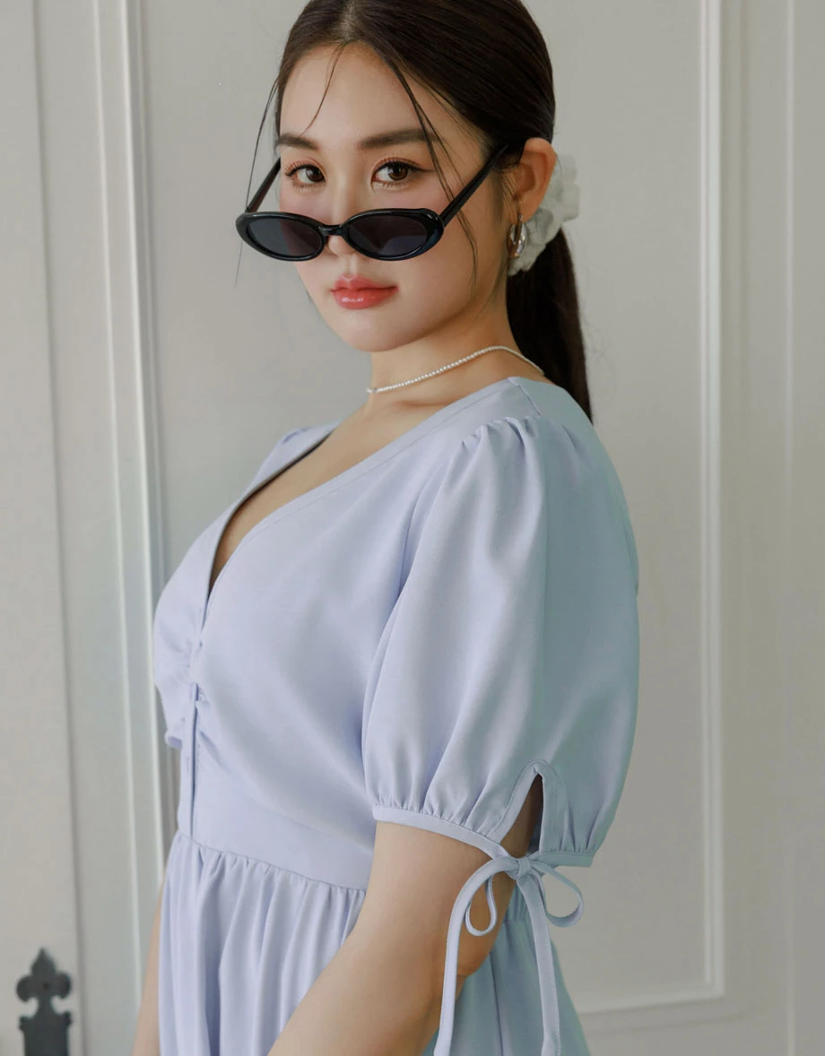 V領抓皺設計澎袖傘襬短洋裝