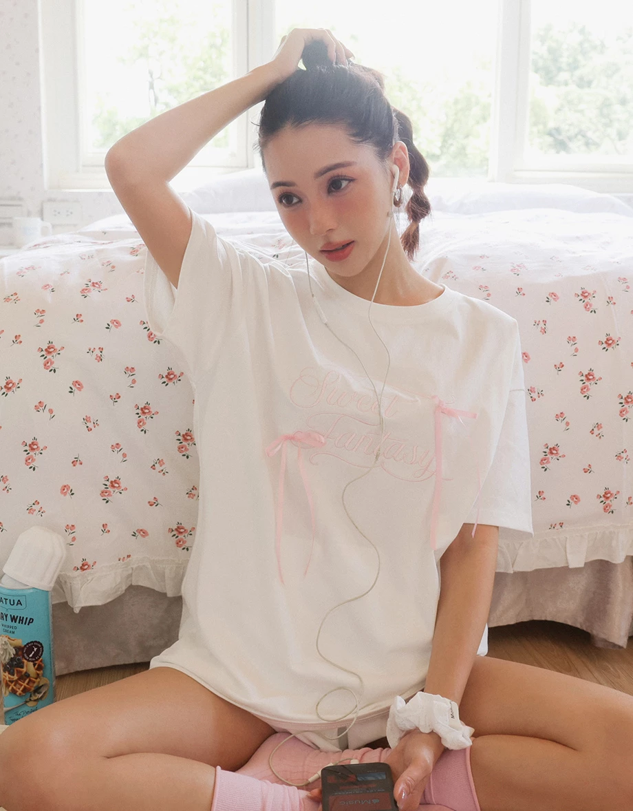 緞帶蝴蝶結刺繡字母寬版TEE