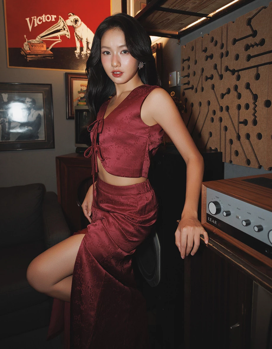 【MICHIE 聯名】旗袍風緹花緞面綁帶短版背心 M02