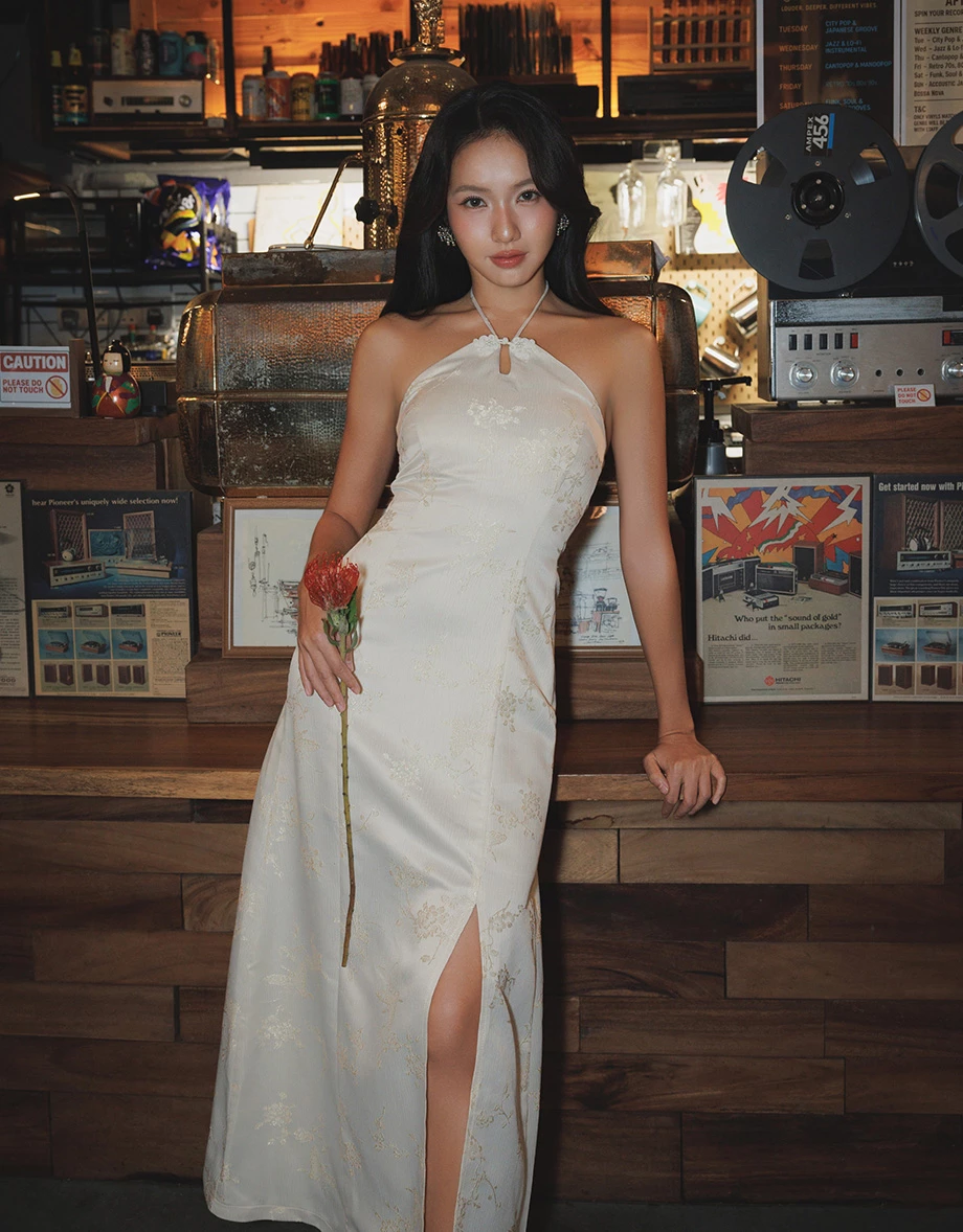 【Michie 聯名】緹花緞面繞頸細肩帶盤扣旗袍長洋裝(附胸墊) M01