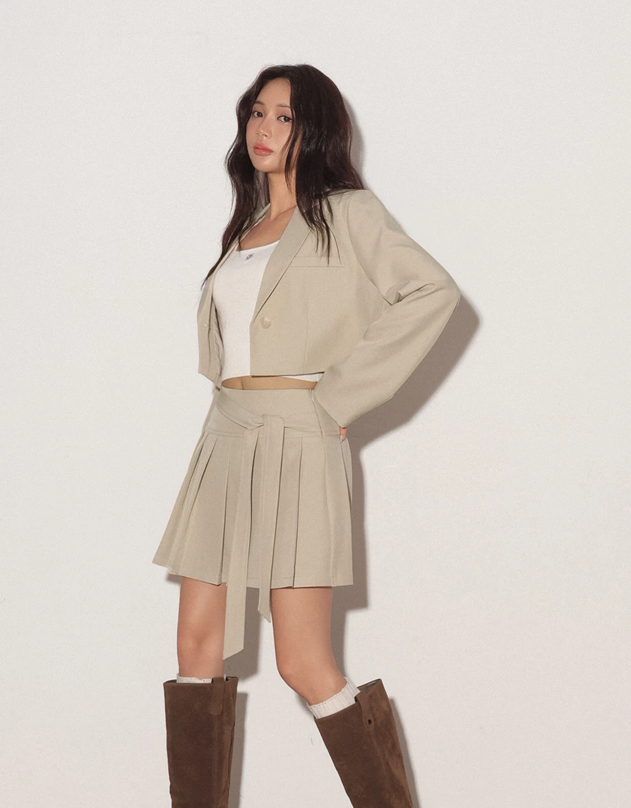 Cropped Tailored Blazer Jacket with Single Button Closure (with Shoulder Pads)