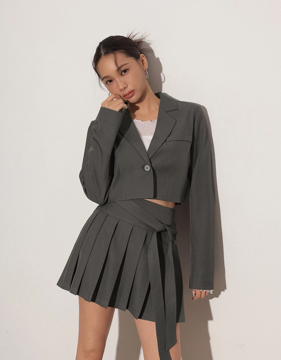 Cropped Tailored Blazer Jacket with Single Button Closure (with Shoulder Pads)