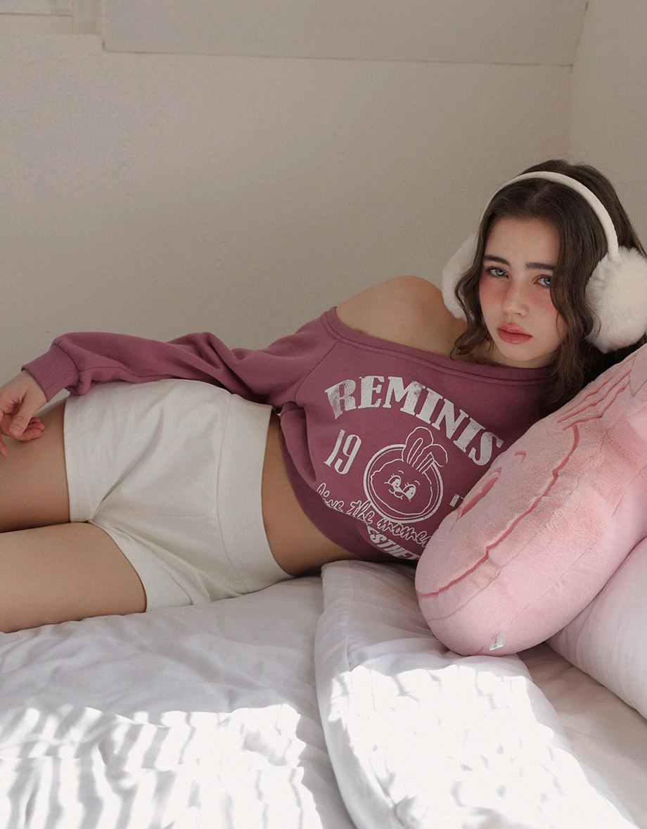 【Lyra & Toby】Asymmetrical One Shoulder Cropped Graphic Sweatshirt 【Lyra & Toby】Asymmetrical One Shoulder Cropped Graphic Sweatshirt