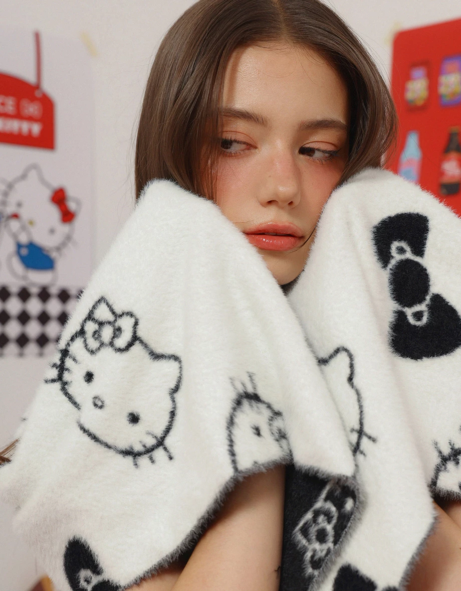 【Hello Kitty Collaboration】Fuzzy Reversible Scarf with Kitty & Bow Pattern