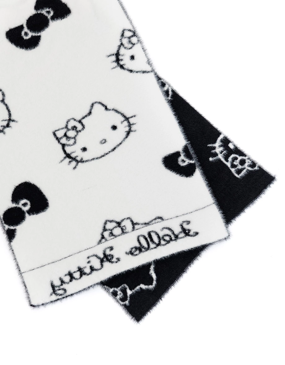 【Hello Kitty Collaboration】Fuzzy Reversible Scarf with Kitty & Bow Pattern
