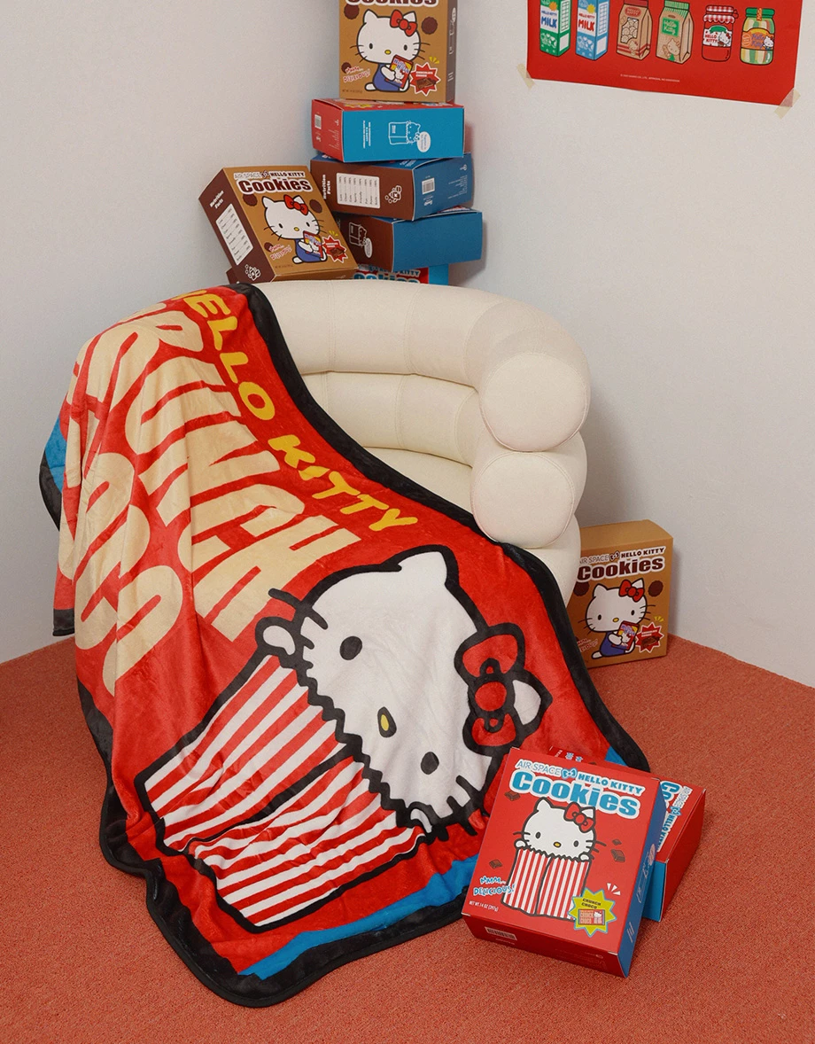 【Hello Kitty Collaboration】Cozy Fleece Blanket with Kitty Graphic