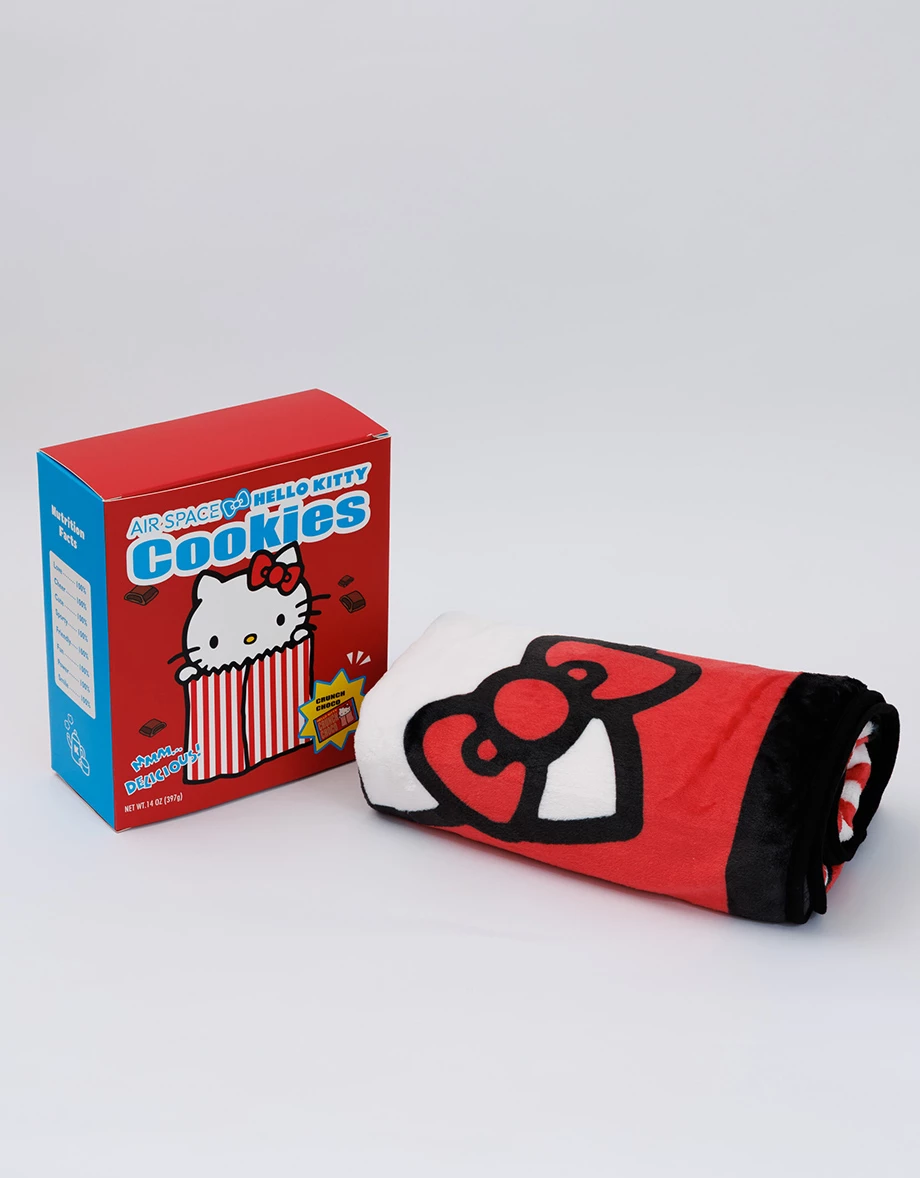 【Hello Kitty Collaboration】Cozy Fleece Blanket with Kitty Graphic