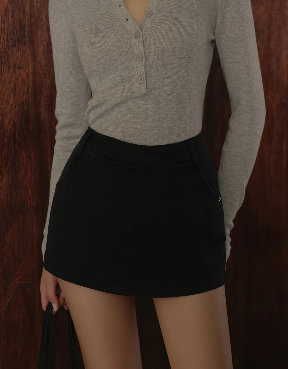 Classic Wash Fitted Jeans Denim Mini Skirt with Back Zip Closure Classic Wash Fitted Jeans Denim Mini Skirt with Back Zip Closure