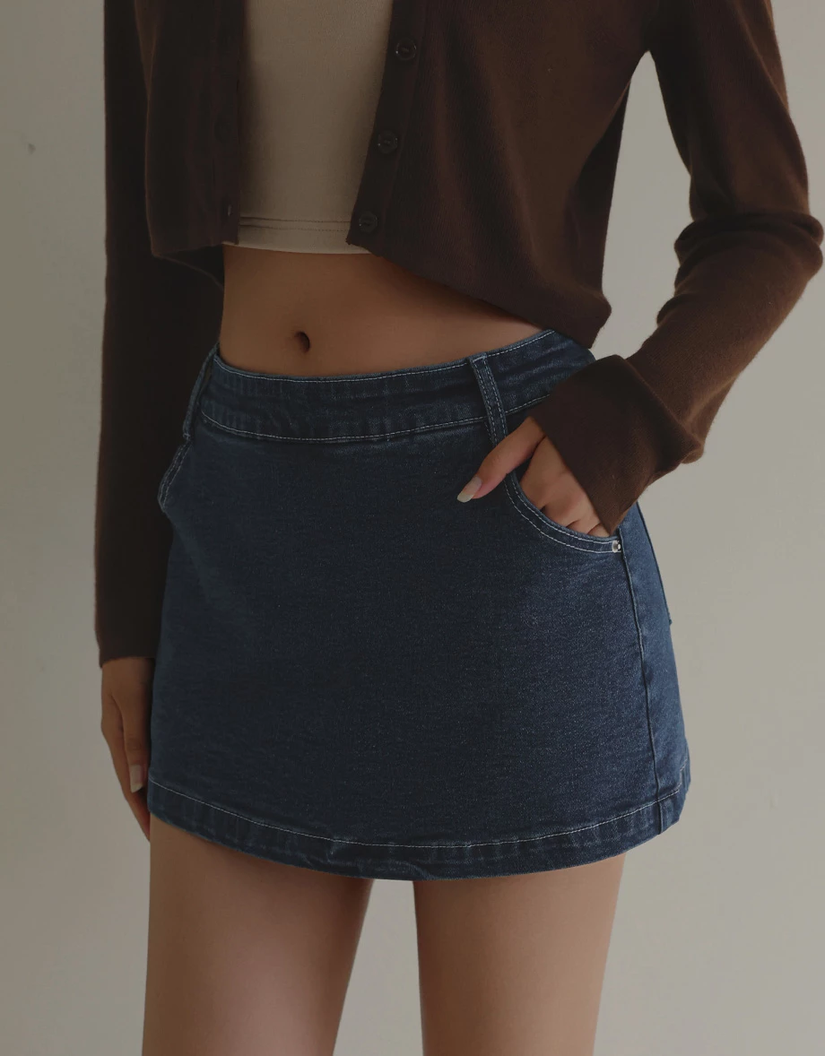 Classic Wash Fitted Jeans Denim Mini Skirt with Back Zip Closure Classic Wash Fitted Jeans Denim Mini Skirt with Back Zip Closure