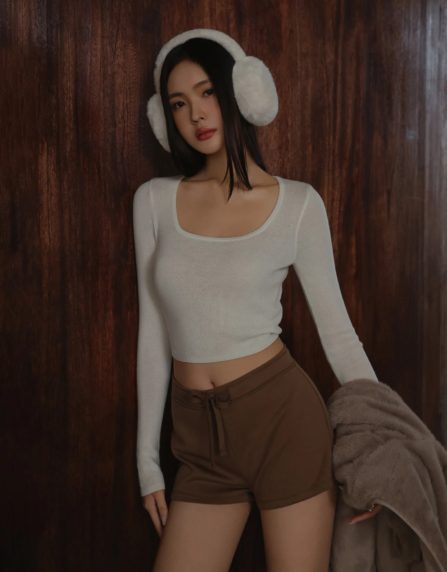 Soft Stretch Square Neck Fitted Ribbed Knit Long Sleeve Crop Top