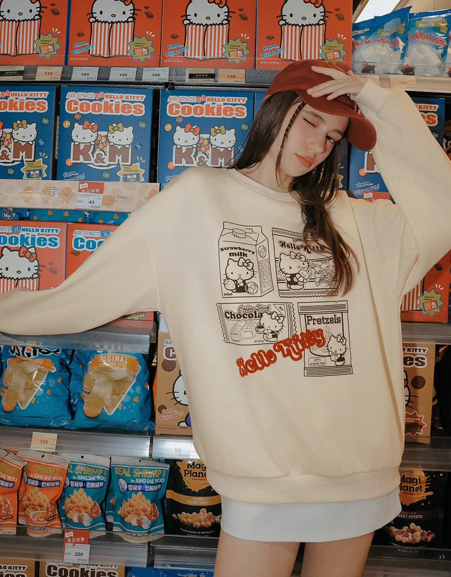 【Hello Kitty Collaboration】Soft Cotton Pullover Sweatshirt with Kitty Snack Graphic 【Hello Kitty Collaboration】Soft Cotton Pullover Sweatshirt with Kitty Snack Graphic