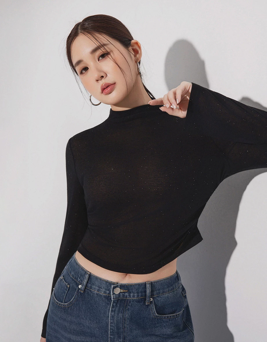 Fitted Mock Neck Long Sleeve Top with Side Ruched Detailing Fitted Mock Neck Long Sleeve Top with Side Ruched Detailing