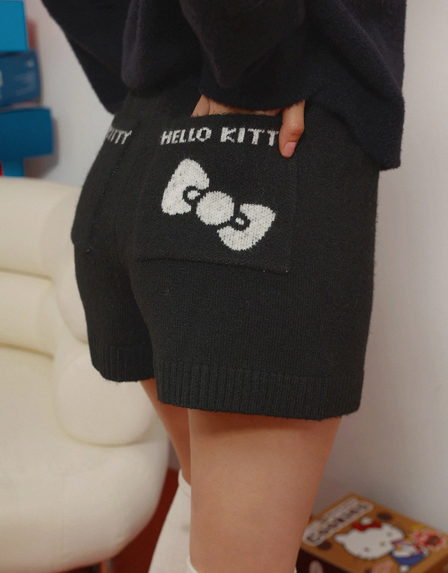【Hello Kitty Collaboration】Comfy Knit Lounge Shorts with Back Pocket Embroidery 【Hello Kitty Collaboration】Comfy Knit Lounge Shorts with Back Pocket Embroidery
