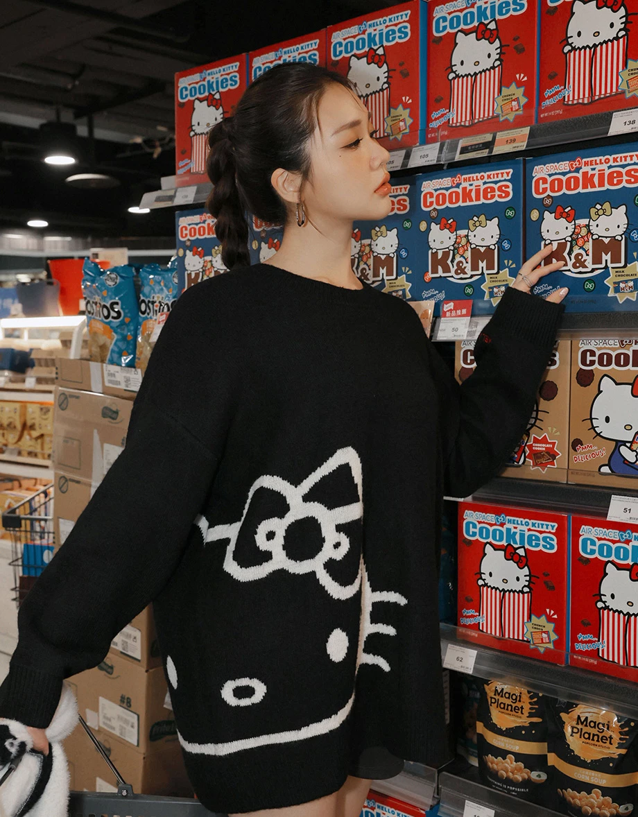 【Hello Kitty Collaboration】Oversized Knit Pullover Sweater with Kitty Outline 【Hello Kitty Collaboration】Oversized Knit Pullover Sweater with Kitty Outline