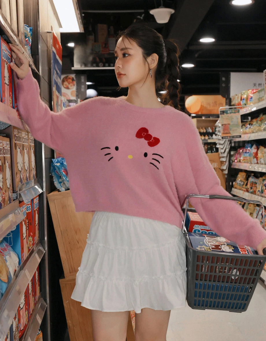 【Hello Kitty Collaboration】Plush Knit Crop Sweater with Kitty Motif 【Hello Kitty Collaboration】Plush Knit Crop Sweater with Kitty Motif