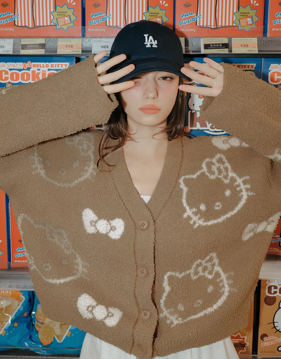 【Hello Kitty Collaboration】Hello Kitty All-Over Print Fluffy Knit Cardigan 【Hello Kitty Collaboration】Hello Kitty All-Over Print Fluffy Knit Cardigan