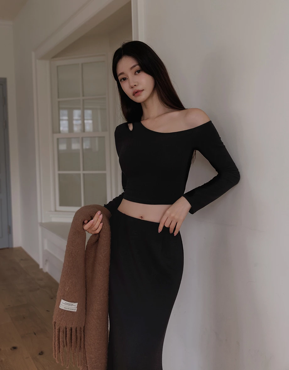 Heat Tech Cut Out Design One Shoulder Long Sleeve Crop Padded Bra Top