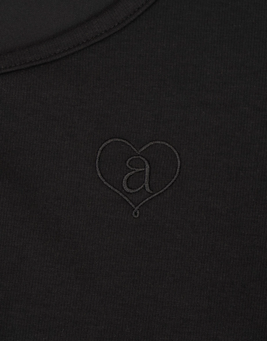 【柔霧砂洗莫代爾】愛心刺繡U領排扣長袖短版上衣