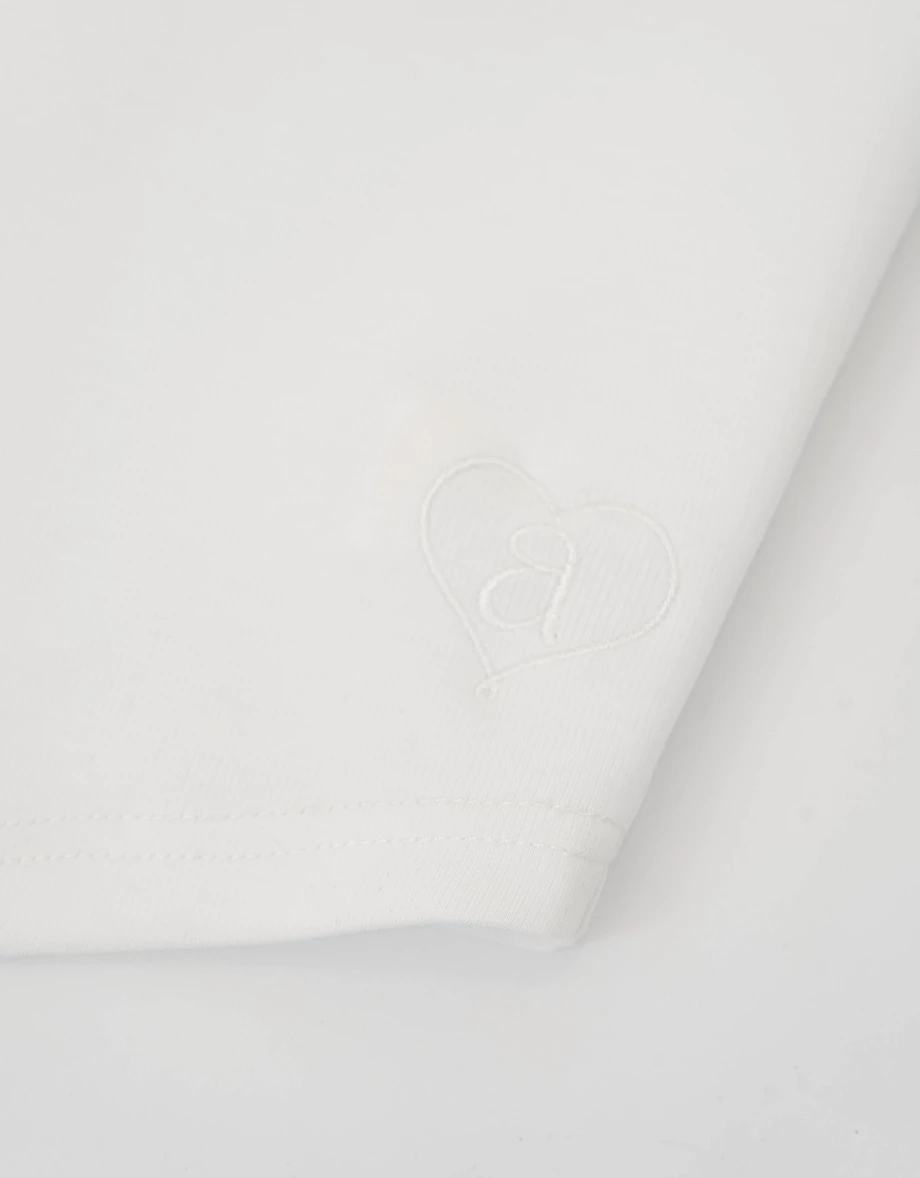 【柔霧砂洗莫代爾】U領刺繡圓弧下擺長袖短版上衣 【柔霧砂洗莫代爾】U領刺繡圓弧下擺長袖短版上衣