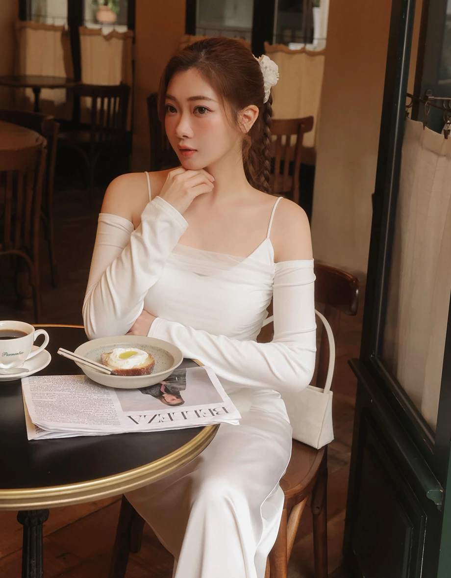 【HEYMAN聯名】一字領細肩帶抓皺拼接網紗不對稱下擺長袖上衣(附胸墊)