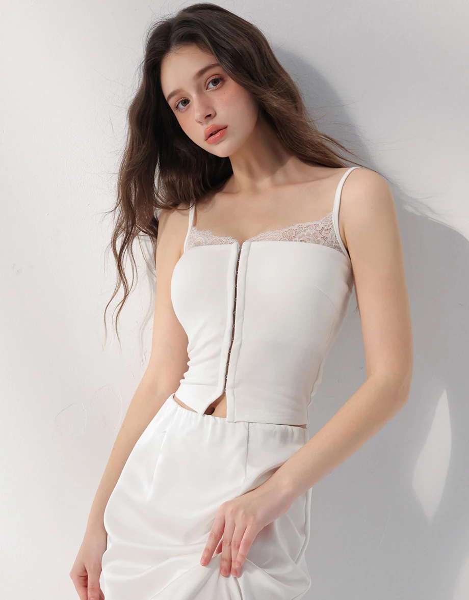 蕾絲拼接平口勾扣短版細肩帶背心(附胸墊)