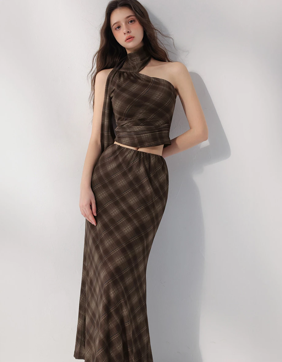 不對稱削肩繞頸領巾側抓皺格紋短版上衣(附胸墊)