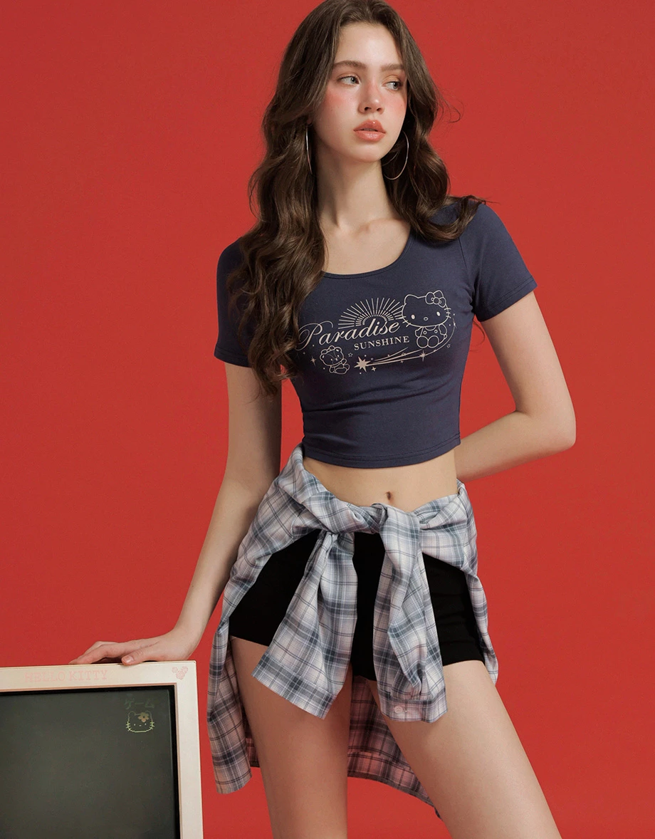 【Hello Kitty Collaboration】Fitted Scoop Neck Graphic Crop Tee 【Hello Kitty Collaboration】Fitted Scoop Neck Graphic Crop Tee