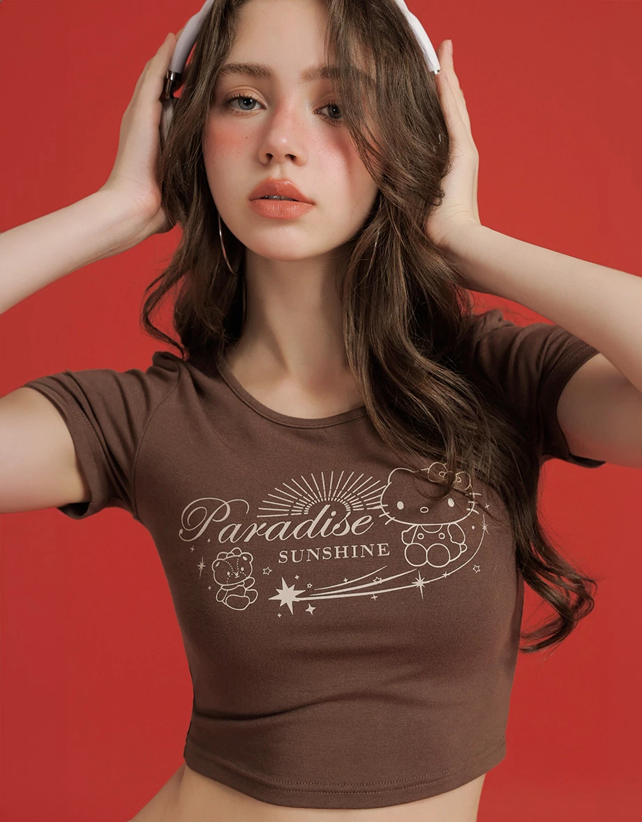 【Hello Kitty Collaboration】Fitted Scoop Neck Graphic Crop Tee