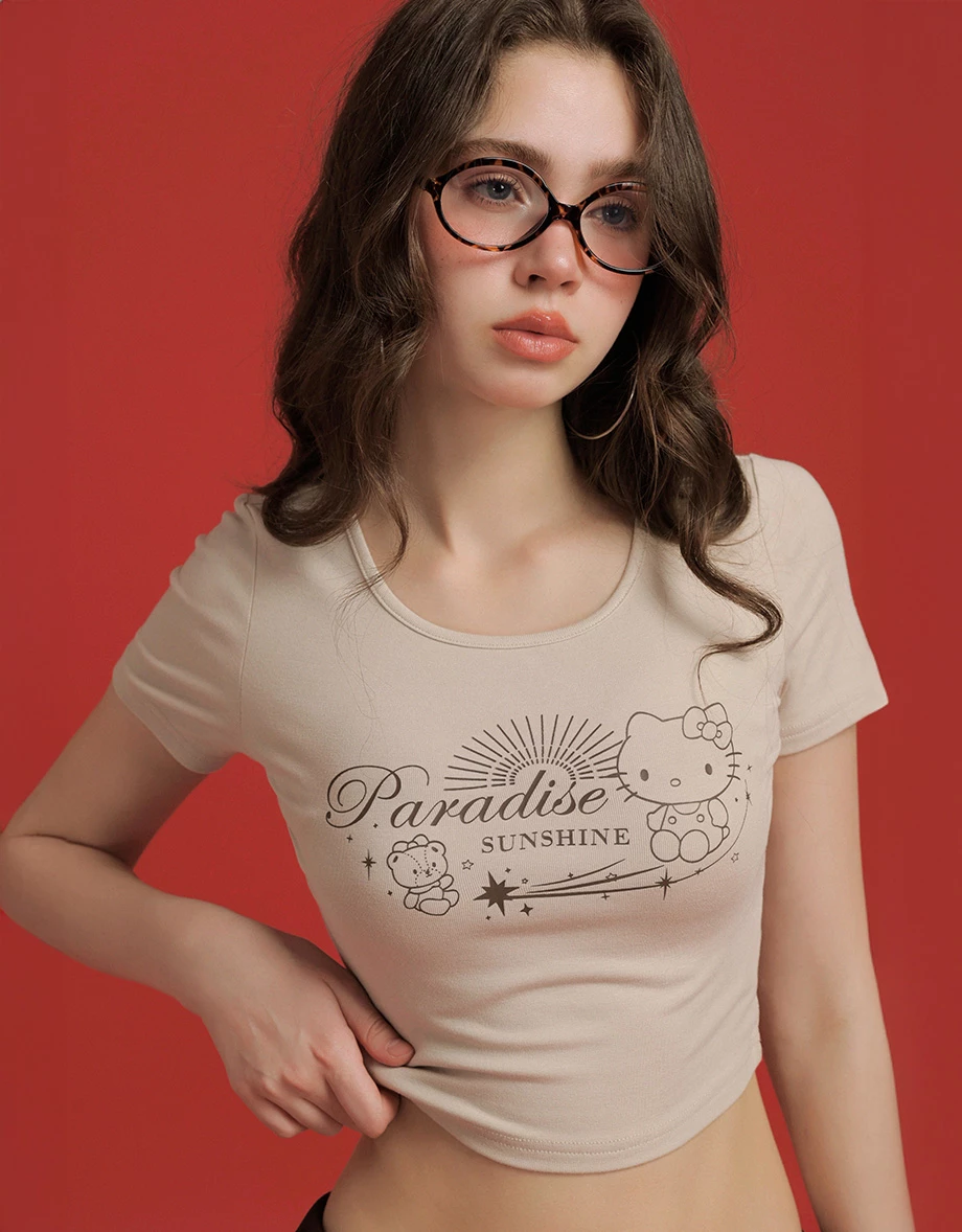 【Hello Kitty Collaboration】Fitted Scoop Neck Graphic Crop Tee