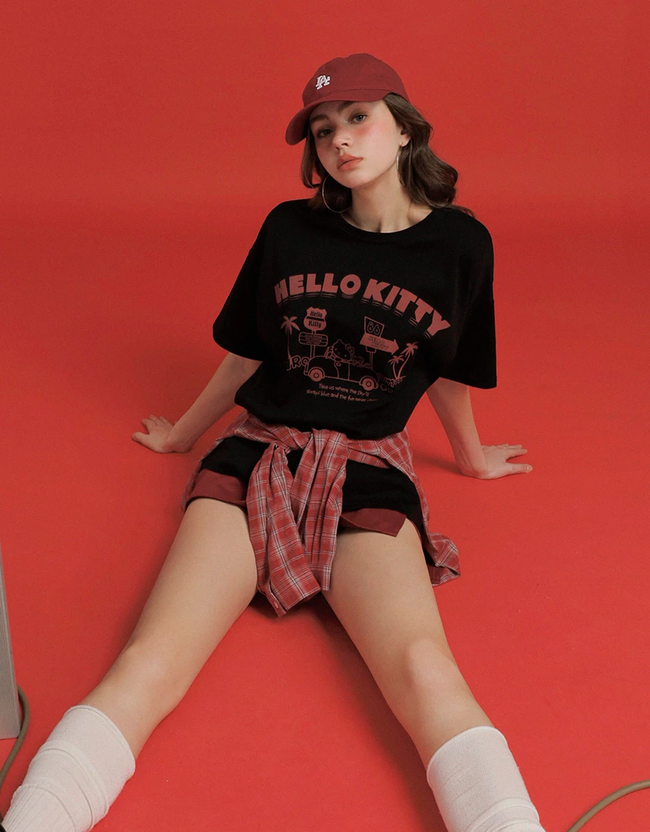 【Hello Kitty Collaboration】Graphic Print Loose Fit Crewneck Tee