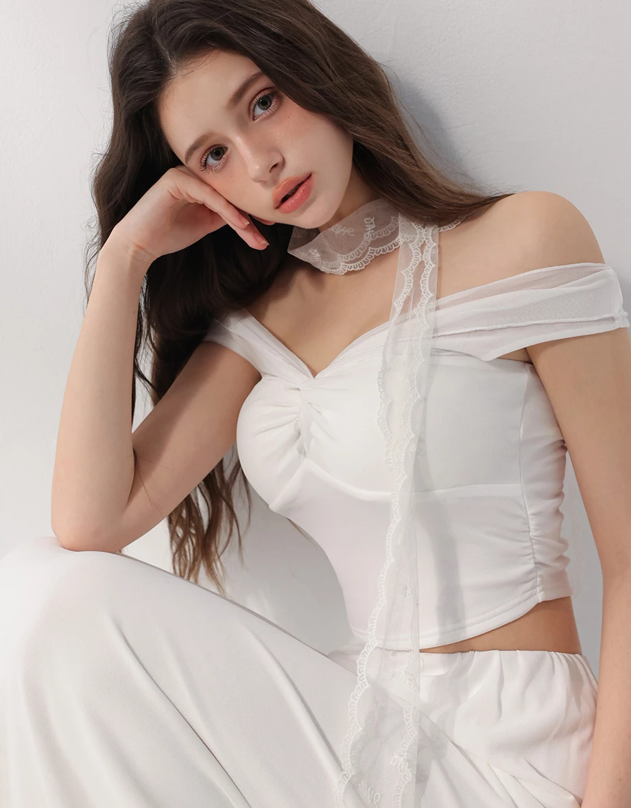 一字領網紗扭結抓皺拼接短版上衣(附胸墊)