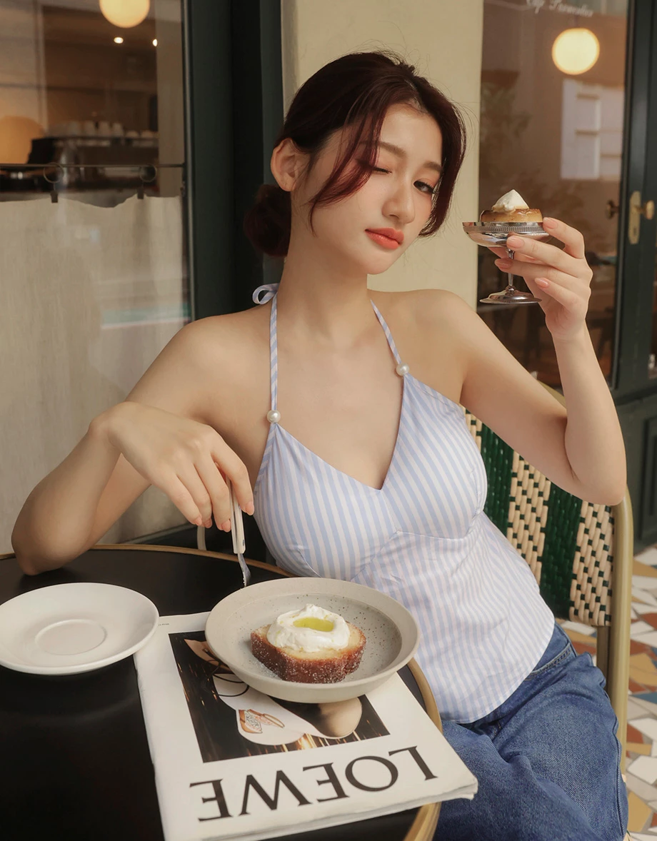 【HEYMAN聯名】V領珍珠裝飾繞頸綁帶條紋傘擺上衣(附胸墊)