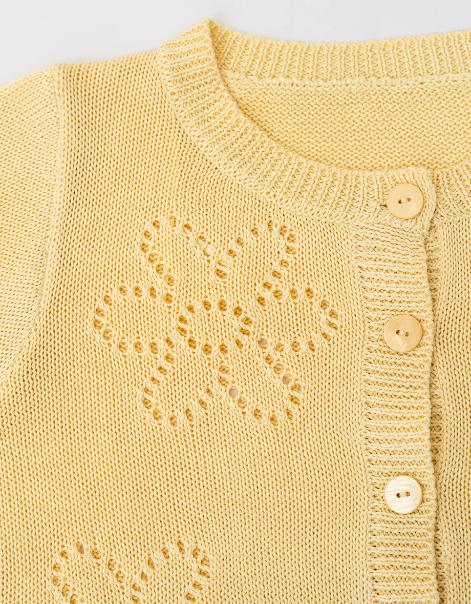 圓領長袖鏤空花樣短版排扣開襟針織衫