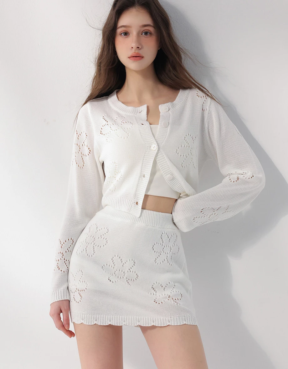 圓領長袖鏤空花樣短版排扣開襟針織衫