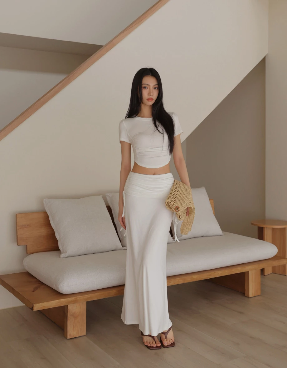 LOGO刺繡圓領公主線剪裁抓皺短袖短版TEE