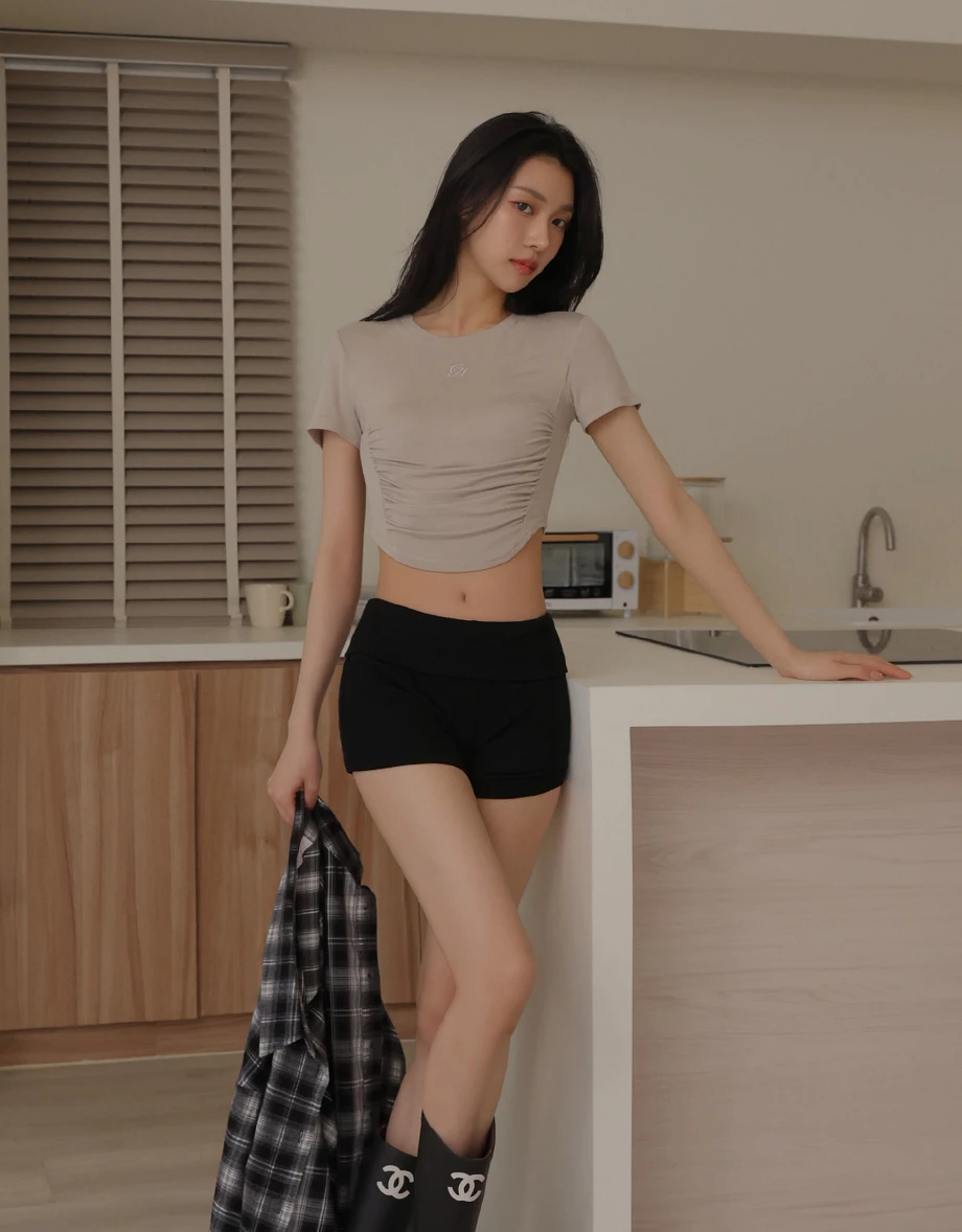 LOGO刺繡圓領公主線剪裁抓皺短袖短版TEE