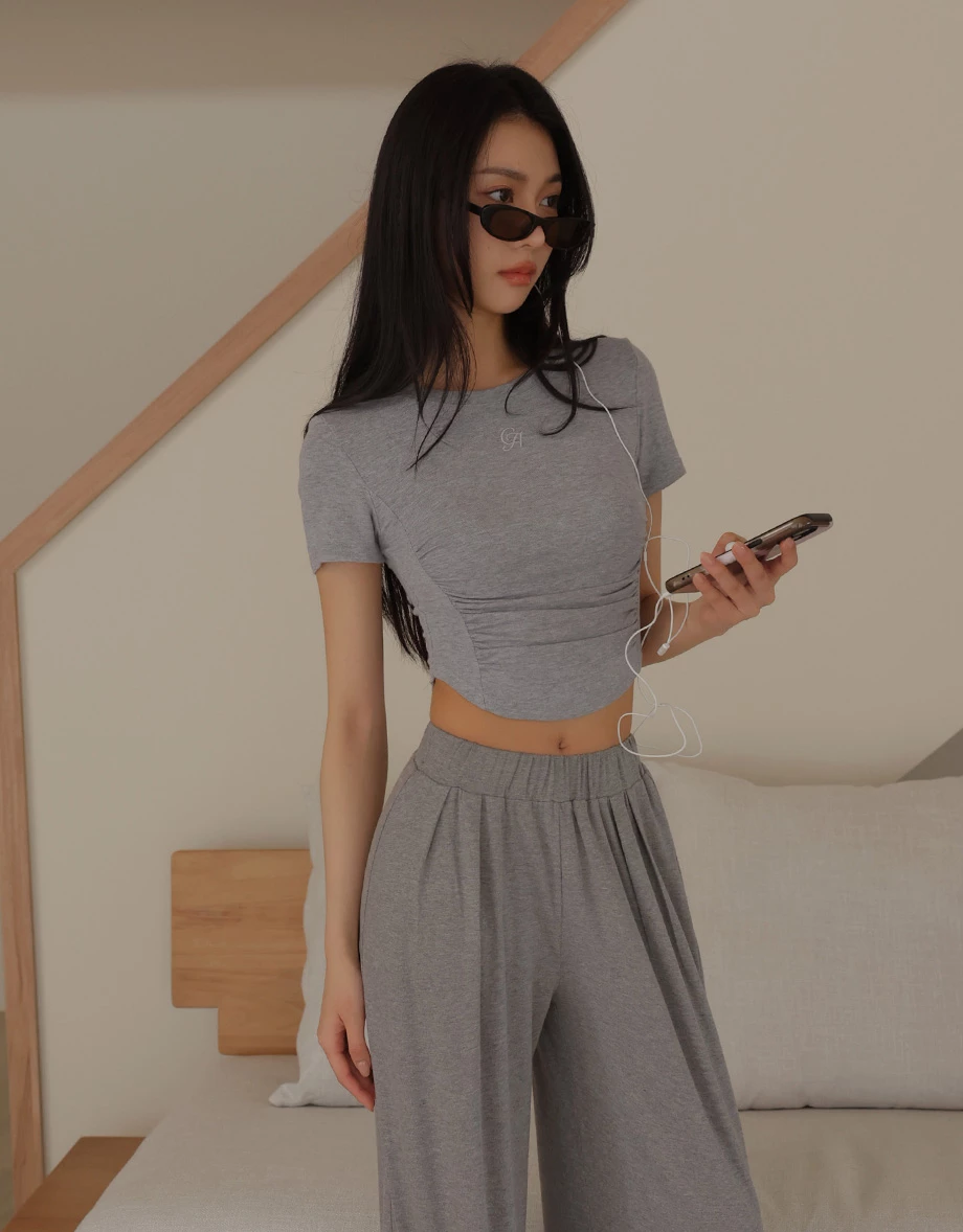 LOGO刺繡圓領公主線剪裁抓皺短袖短版TEE